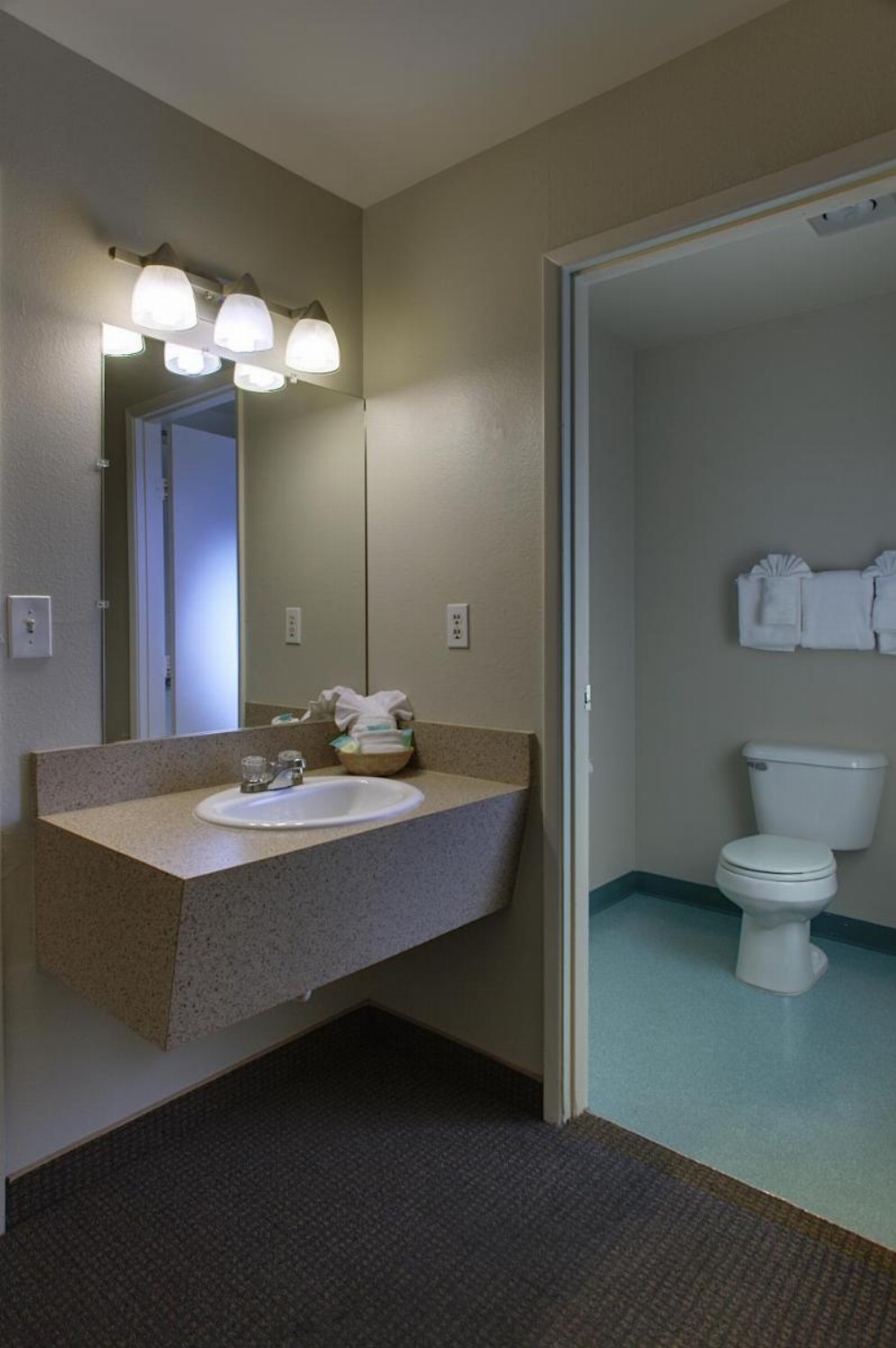 Aladdin Inn and Suites Image 11